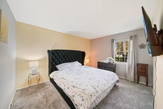 $325,000 | 1290 Wandsworth Circle, Roselle, IL 60172