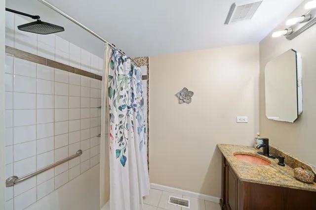 $325,000 | 1290 Wandsworth Circle, Roselle, IL 60172