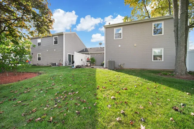 $325,000 | 1290 Wandsworth Circle, Roselle, IL 60172