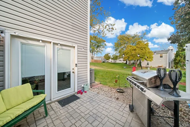 $325,000 | 1290 Wandsworth Circle, Roselle, IL 60172