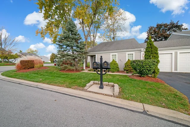 $325,000 | 1290 Wandsworth Circle, Roselle, IL 60172