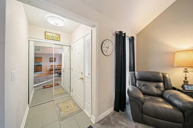 $325,000 | 1290 Wandsworth Circle, Roselle, IL 60172