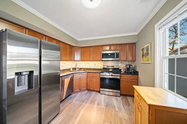 $325,000 | 1290 Wandsworth Circle, Roselle, IL 60172