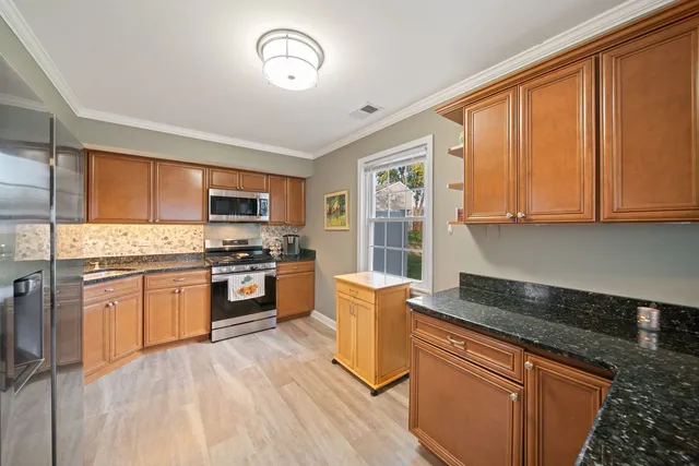 $325,000 | 1290 Wandsworth Circle, Roselle, IL 60172