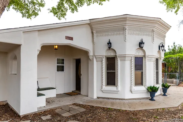 $385,999 | 1221 Encino Drive, Pleasanton, TX 78064