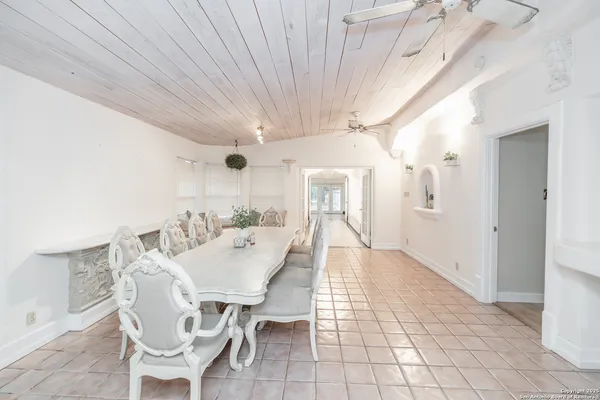 $385,999 | 1221 Encino Drive, Pleasanton, TX 78064