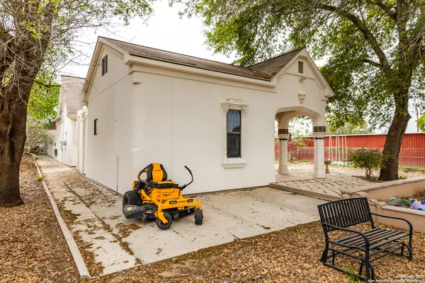 $385,999 | 1221 Encino Drive, Pleasanton, TX 78064