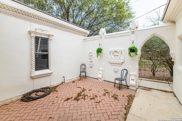 $385,999 | 1221 Encino Drive, Pleasanton, TX 78064