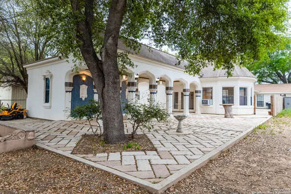 $385,999 | 1221 Encino Drive, Pleasanton, TX 78064