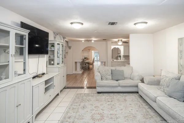 $385,999 | 1221 Encino Drive, Pleasanton, TX 78064