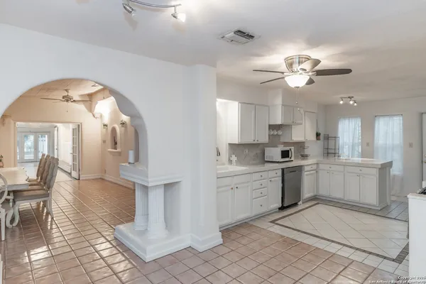 $385,999 | 1221 Encino Drive, Pleasanton, TX 78064