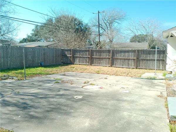 a view of a backyard