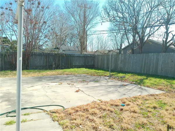 a view of a backyard