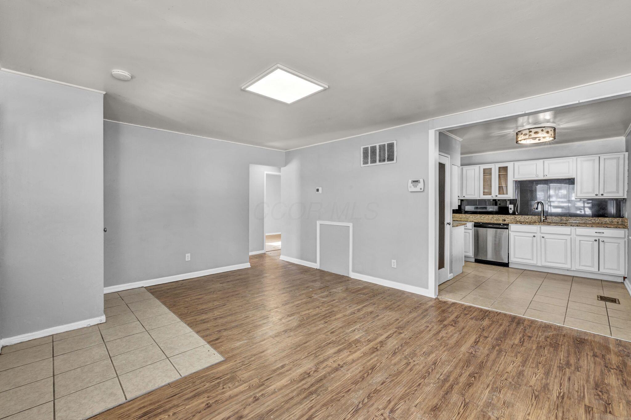845 Exeter Road Columbus, OH 43213 - Photo 10 of 46 Living Room