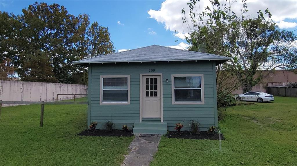 a view of a house with a yard