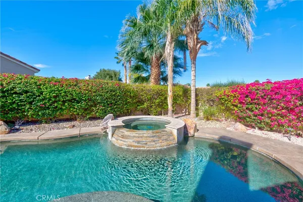 a view of a back yard