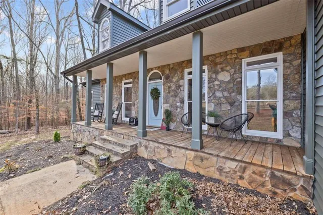 a view of a house with a backyard
