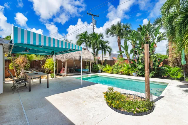 a view of a backyard