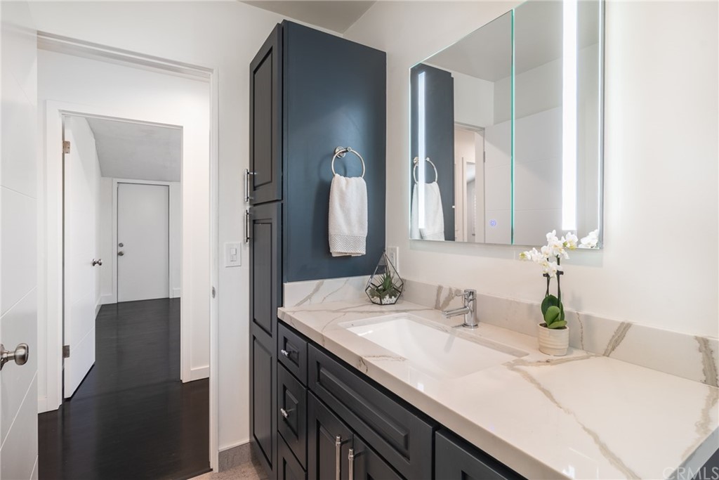 5352 Edinger Avenue Huntington Beach, CA 92649 - Photo 18 of 42 Guest Full Bath