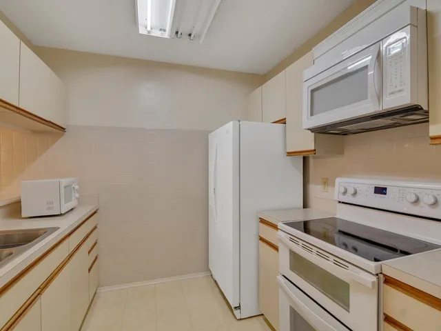 $1,500 | 27 Plantation Drive, Unit 202, Vero Beach, FL 32966