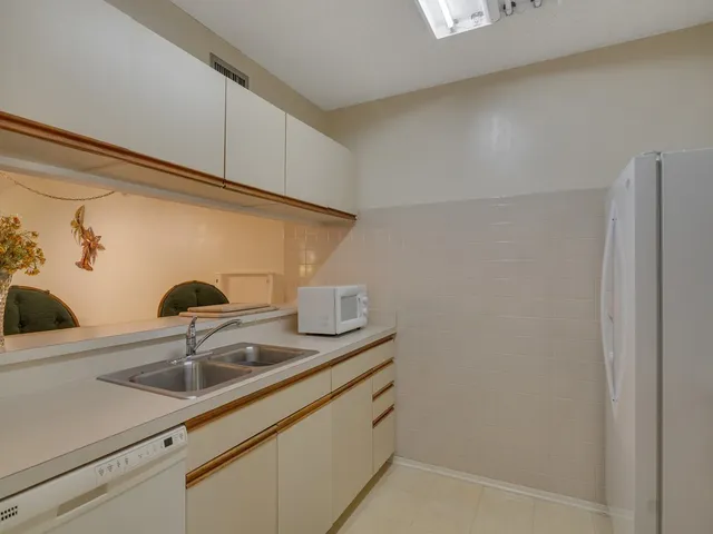 $1,500 | 27 Plantation Drive, Unit 202, Vero Beach, FL 32966