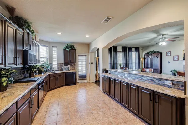 $500,000 | 936 Bending Oak Drive, Cedar Hill, TX 75104