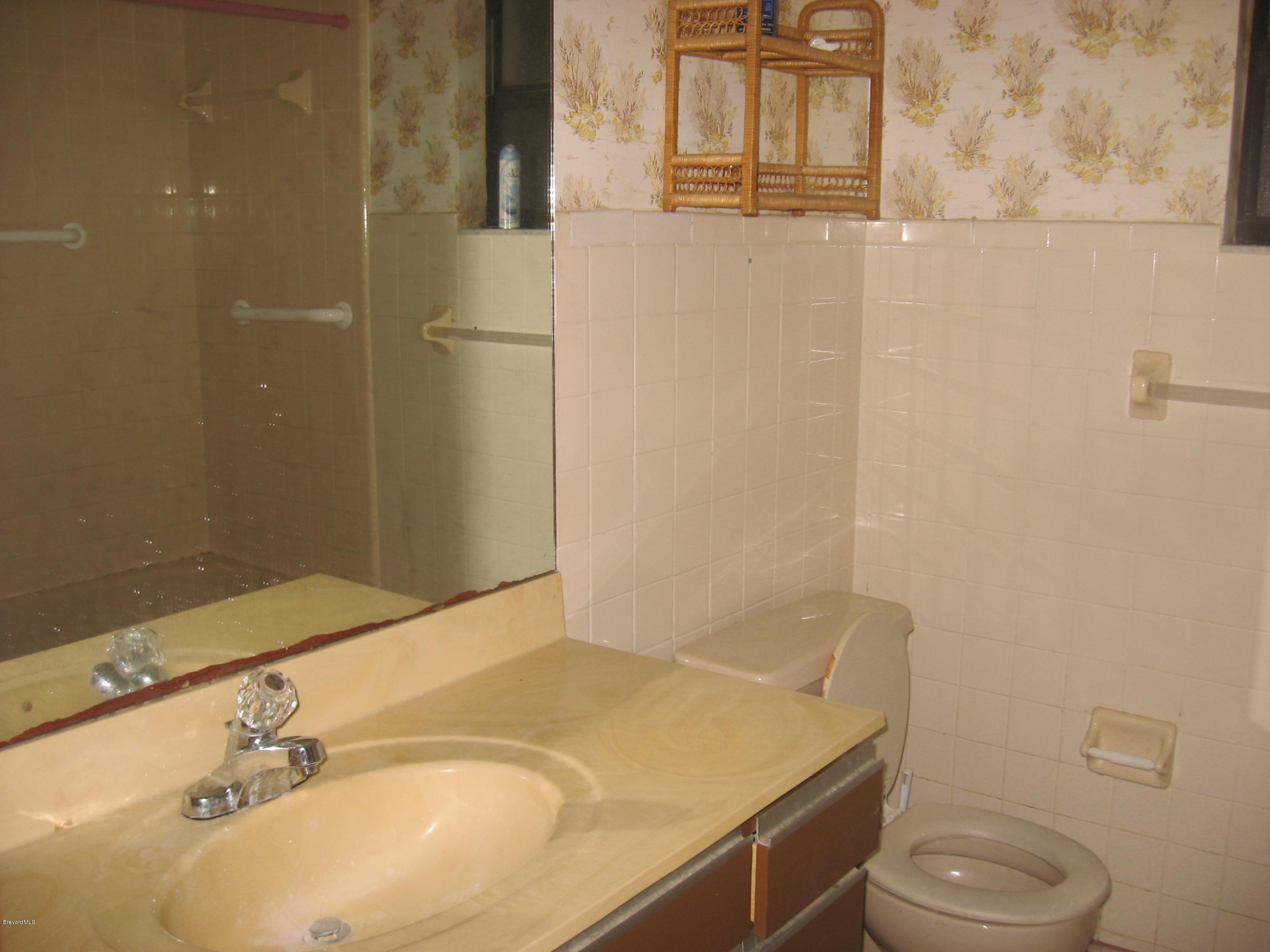 285 Abalone Road Northwest Palm Bay, FL 32907 - Photo 7 of 15 Master Bath