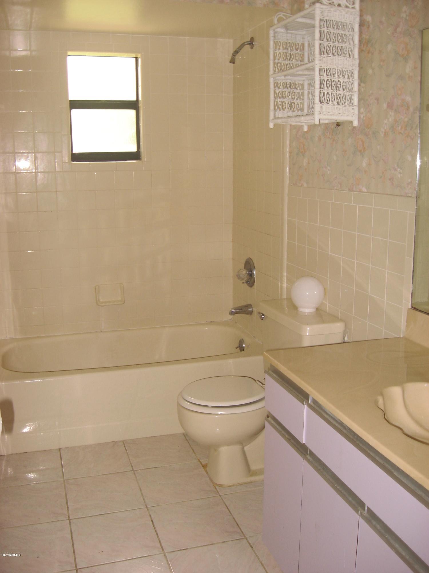 285 Abalone Road Northwest Palm Bay, FL 32907 - Photo 10 of 15 Extra Bathroom