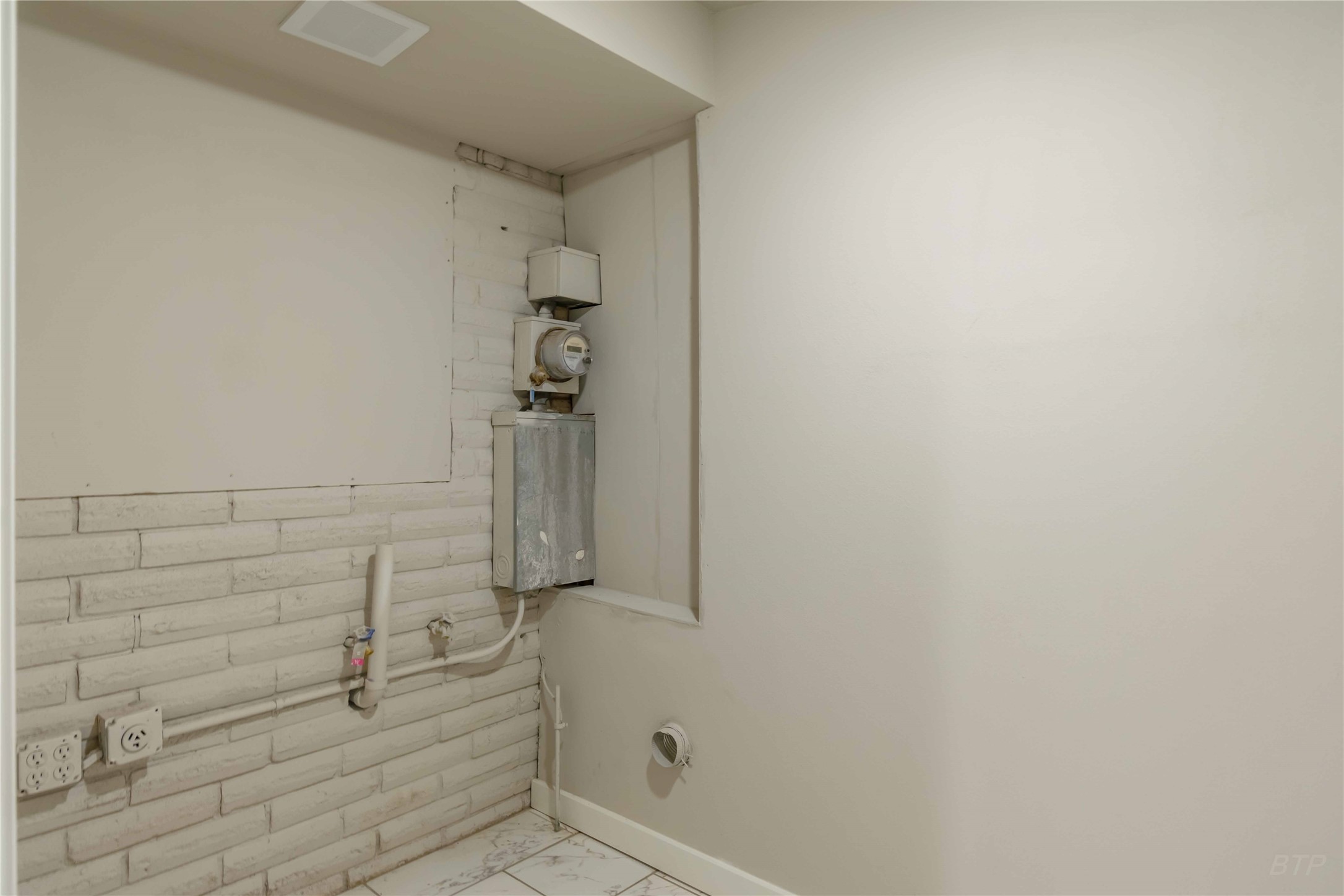 11933 Beechnut Street Houston, TX 77072 - Photo 4 of 9 a bathroom with a shower