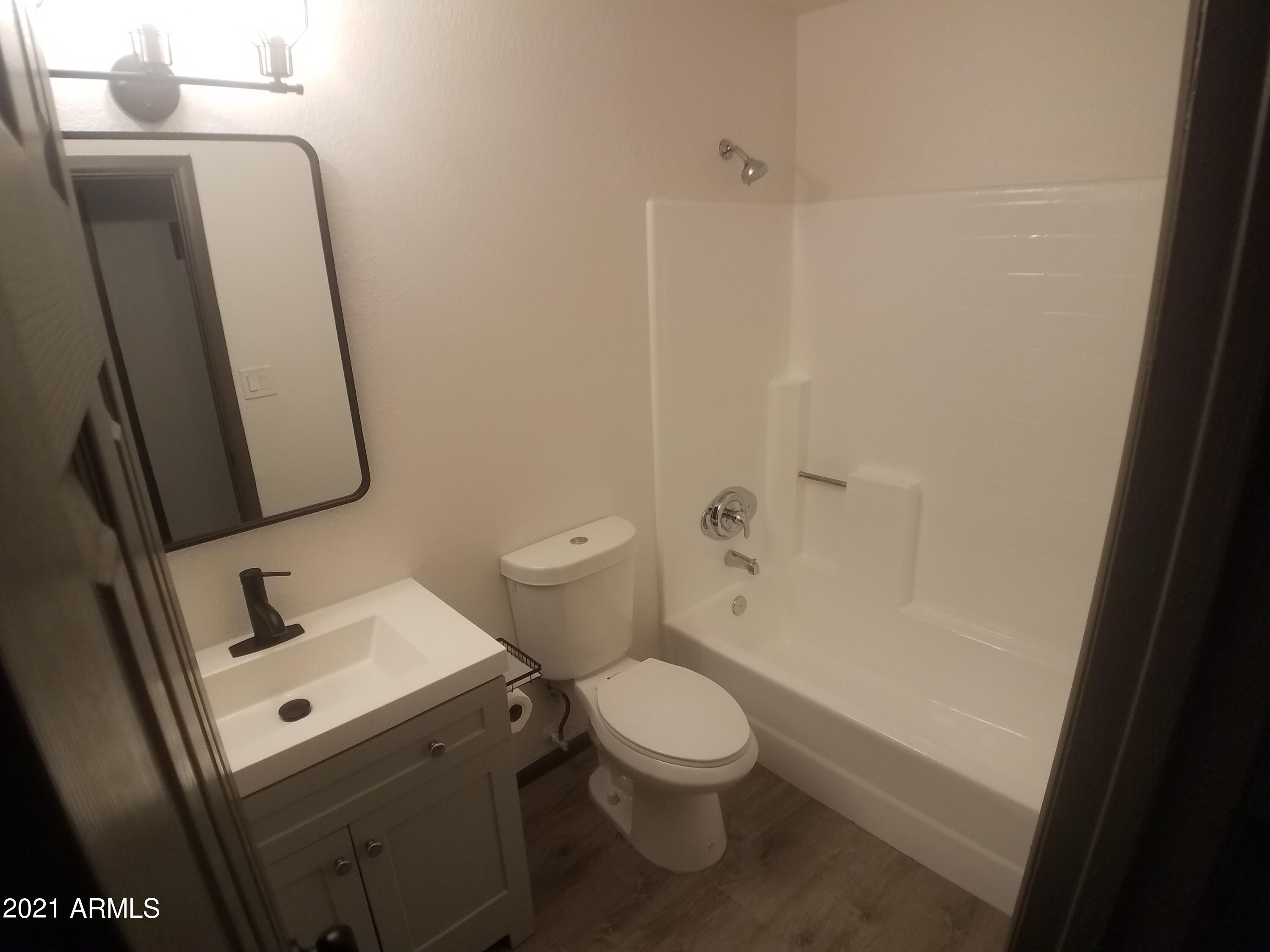 4404 East Riverside Street Phoenix, AZ 85040 - Photo 5 of 33 20211027_180626
