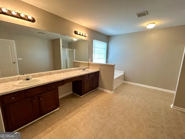 a view of a house with a backyard