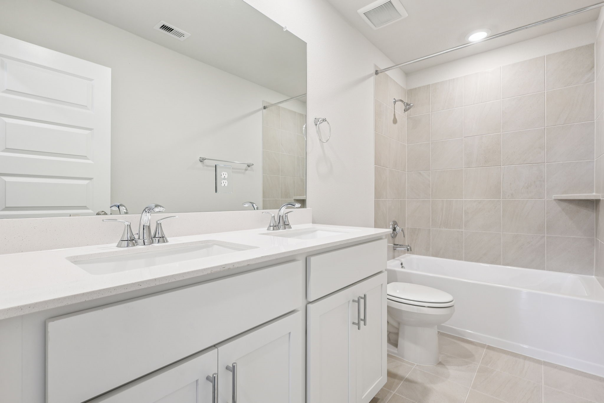 5223 Kingdom Heights Boulevard Rosenberg, TX 77471 - Photo 28 of 41 a bathroom with a sink a toilet and a bathtub