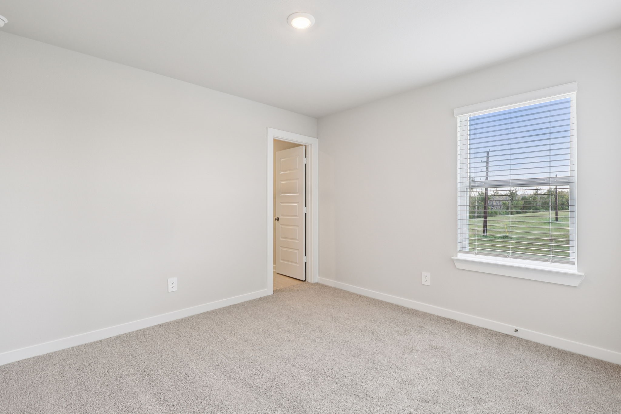 5223 Kingdom Heights Boulevard Rosenberg, TX 77471 - Photo 31 of 41 an empty room with windows