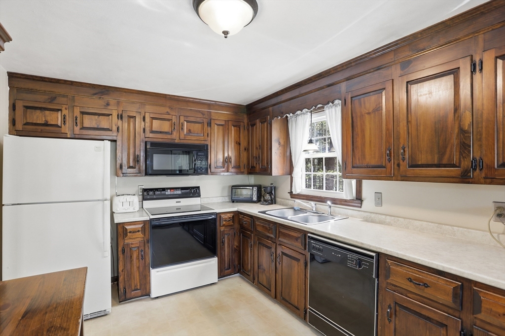 23 Bancroft Street Pepperell, MA 01463 - Photo 7 of 24