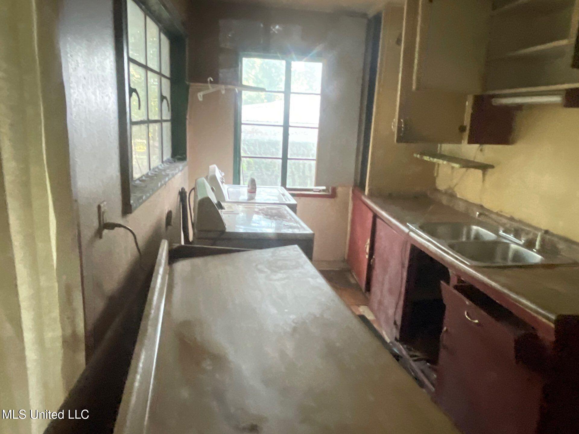 3715 19th Court Meridian, MS 39307 - Photo 4 of 21 162-Oct 07 2025 04_39pm-NYfG