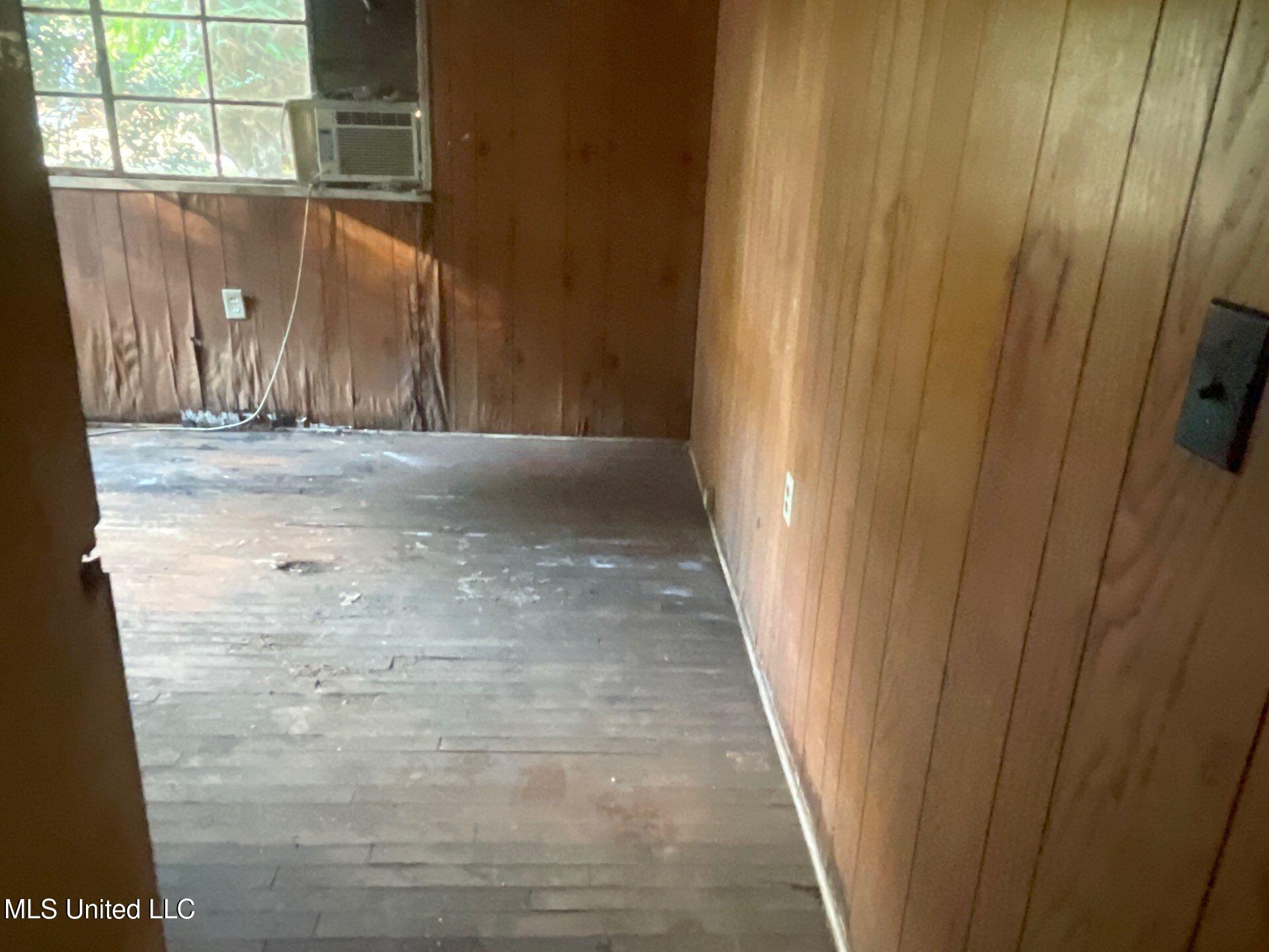 3715 19th Court Meridian, MS 39307 - Photo 8 of 21 108-Oct 07 2025 04_37pm-HNoW