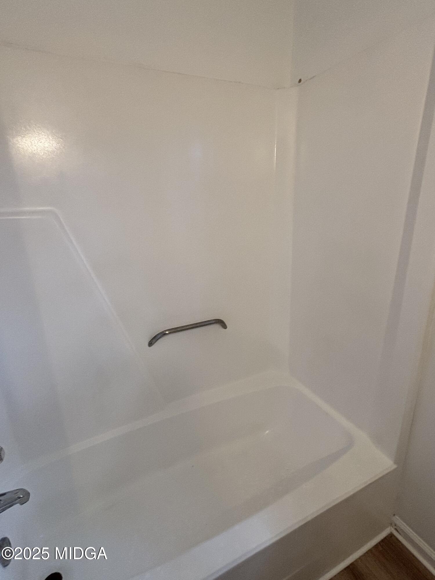 1890-1892 Clinton Road Macon, GA 31211 - Photo 10 of 19 a close up of a bathtub