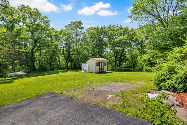 a view of a backyard
