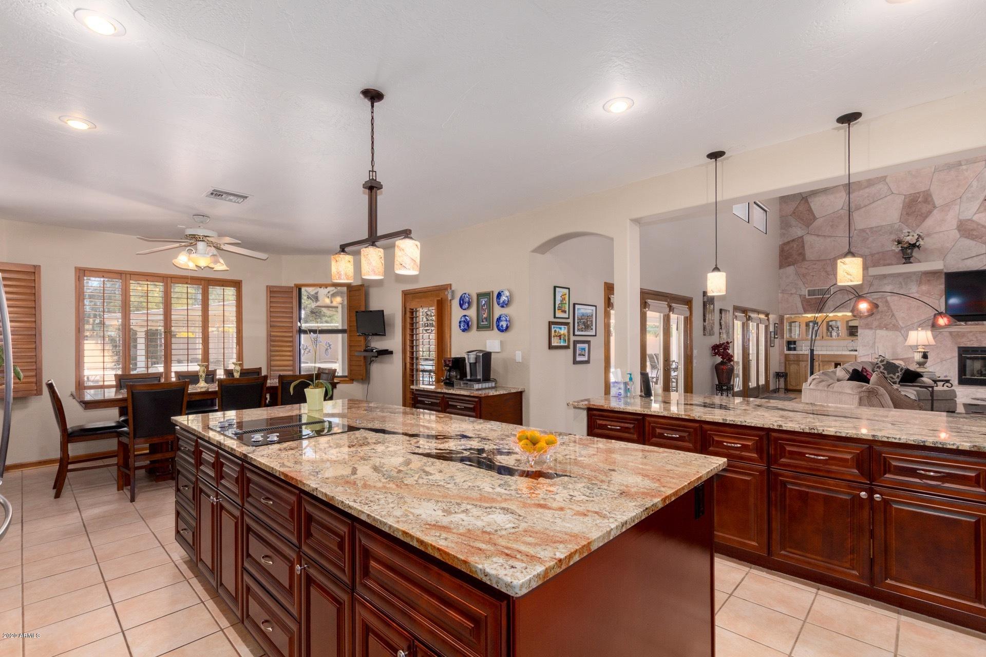 21203 South Lindsay Road Gilbert, AZ 85298 - Photo 16 of 64 Kitchen and eat-in area