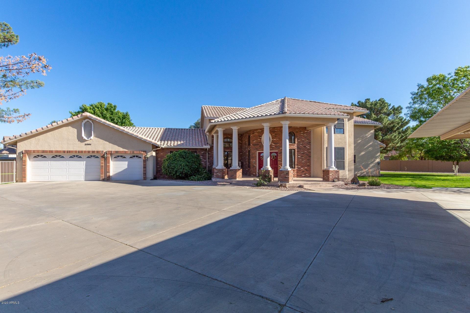 21203 South Lindsay Road Gilbert, AZ 85298 - Photo 5 of 64 Front of the main house
