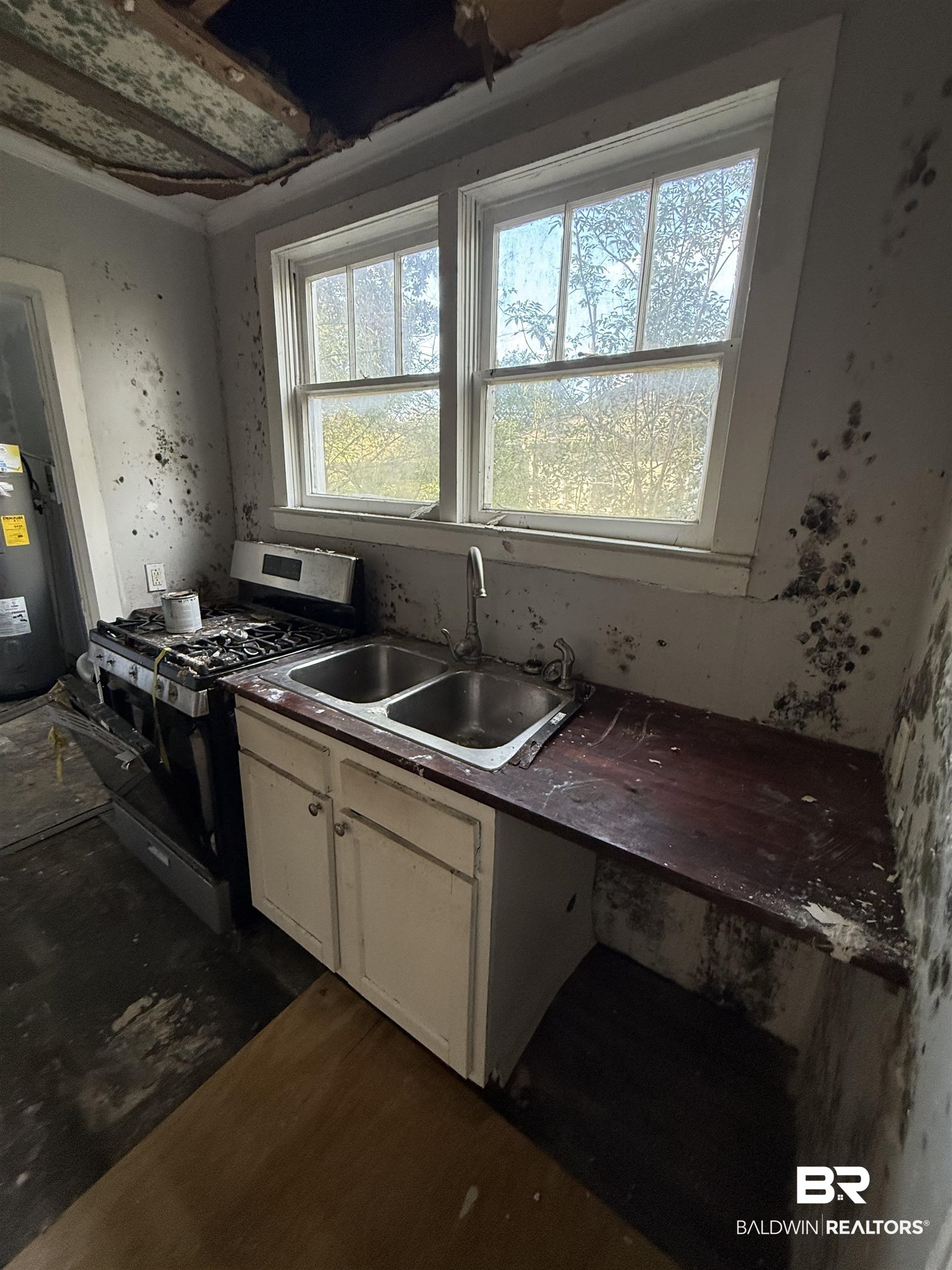 352 South Ann Street Mobile, AL 36604 - Photo 10 of 20 Kitchen with gas range and water heater