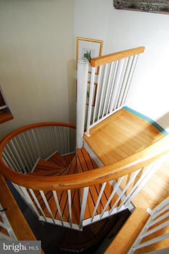 11375 River Road Lorton, VA 22079 - Photo 6 of 22 Staircase
