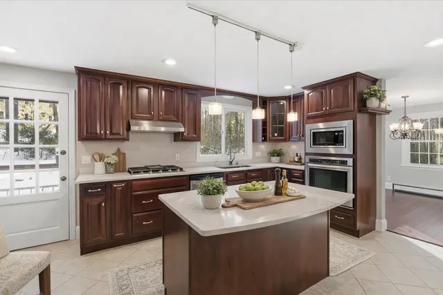 $700,000 | 34 Hitching Post Lane, Bedford, NH 03110