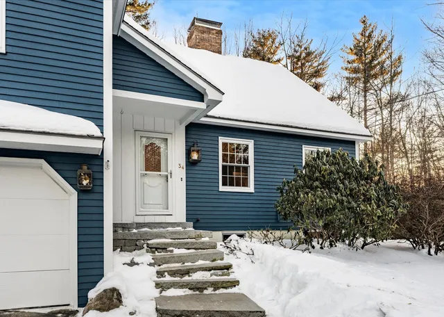 $700,000 | 34 Hitching Post Lane, Bedford, NH 03110