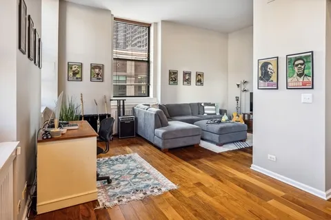 $279,900 | 807 Church Street, Unit 211, Evanston, IL 60201