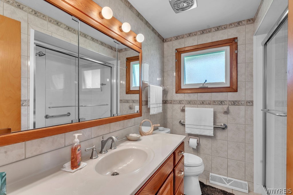 638 Borden Road Cheektowaga, NY 14227 - Photo 31 of 41 Remodeled full bath