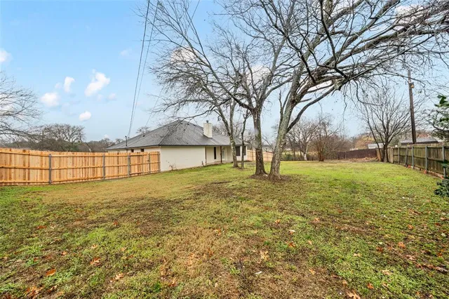 a view of a yard with a house