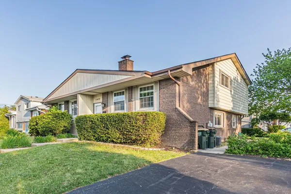 $2,700 | 1403 East Lillian Avenue, Arlington Heights, IL 60004
