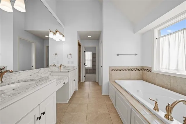 $750,000 | 6281 North Whitetail Way, Parkville, MO 64152