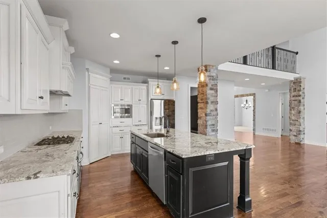 $750,000 | 6281 North Whitetail Way, Parkville, MO 64152